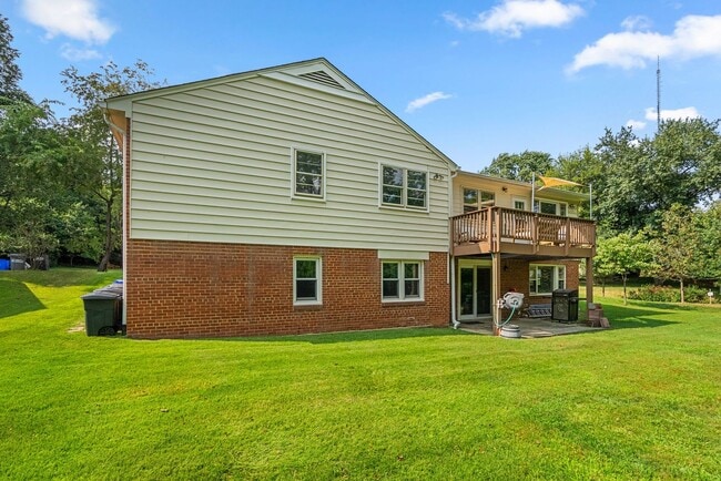 Building Photo - 5 Bed 3 Bath - Chevy Chase Rambler - Move ...