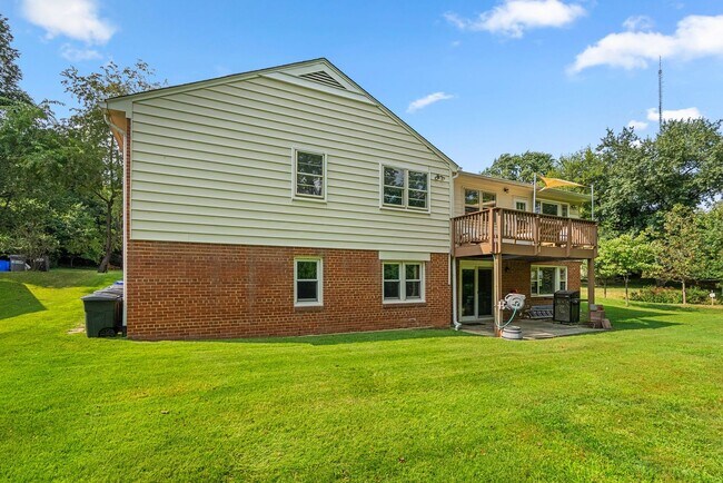 Building Photo - 5 Bed 3 Bath - Chevy Chase Rambler - Move IN Ready