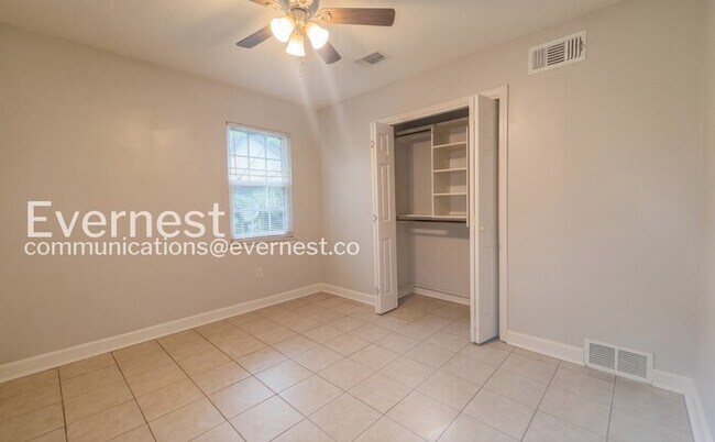 Building Photo - Cozy Home with Fenced Yard and Parking. / 3 Bed & 1 Bath / Availability Now!