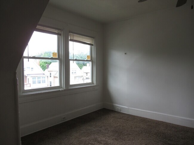 Building Photo - 829 Windham Ave
