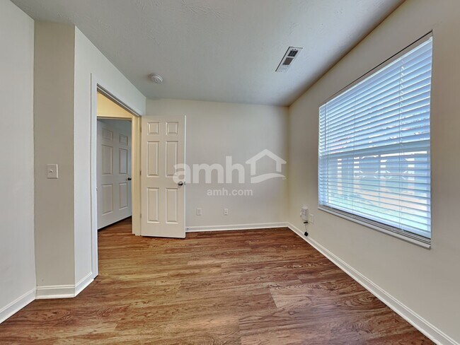 Building Photo - 2555 Samantha Dr