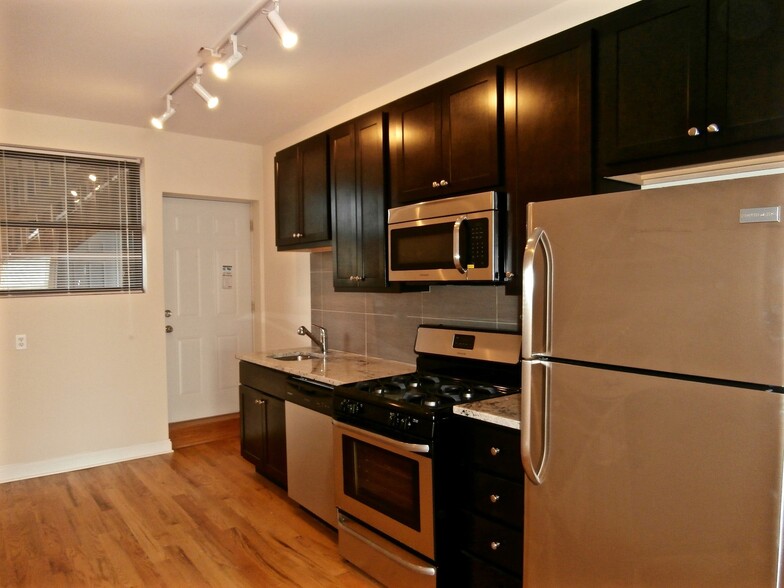 Primary Photo - 6703 N Clark St