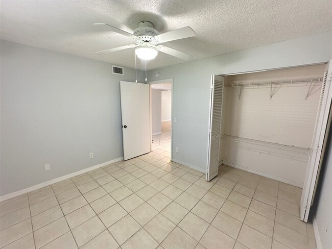 Building Photo - ** VILLAGES AT EMERALD LAKES ** 2 BED / 2 ...