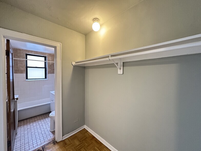 Building Photo - 739 W Belmont Ave