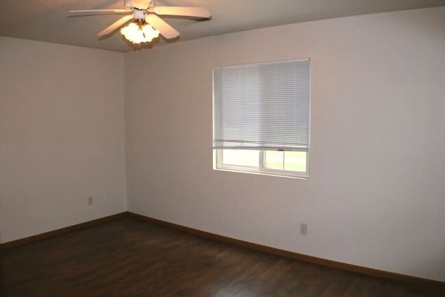 Building Photo - $1,095 | 2 Bedroom, 1 Bathroom 2nd Floor C...