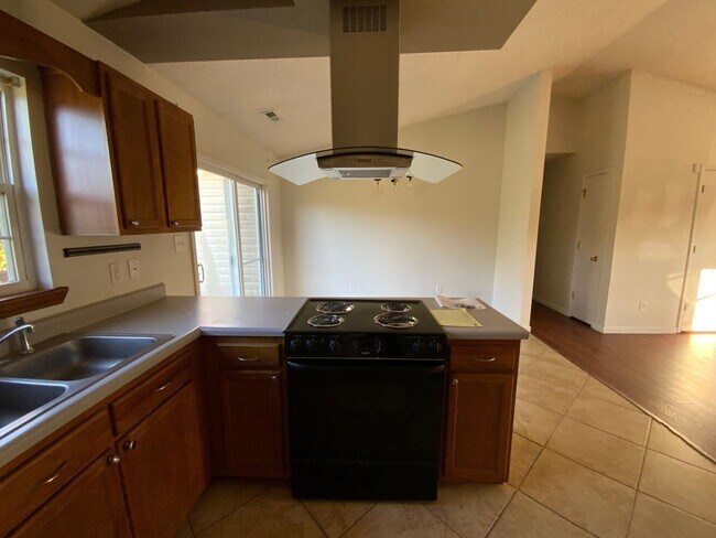 Building Photo - 3 BR 2 BA Southwest