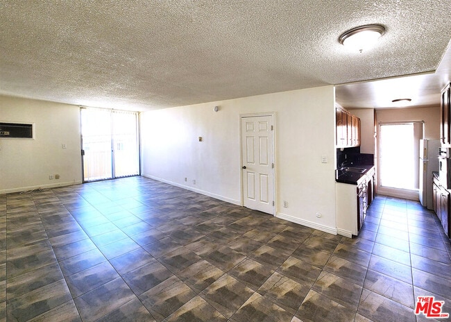 Building Photo - 425 S Kenmore Ave