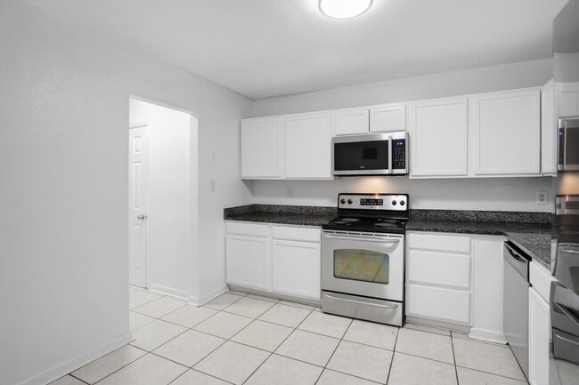 Building Photo - Renovated 4BR/3.5BA Townhome in Stafford –...