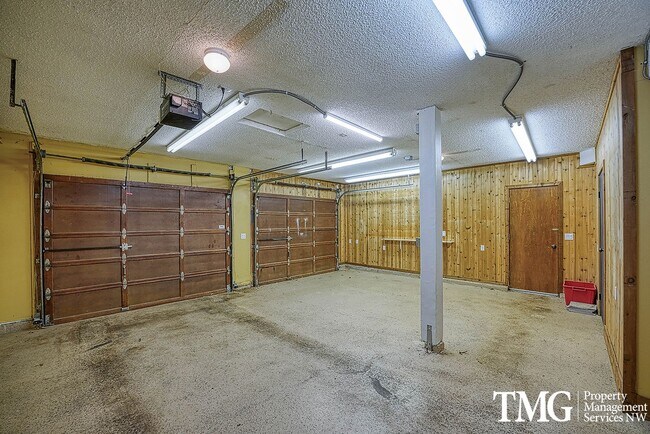 Building Photo - 3841 SE Madsen Ct
