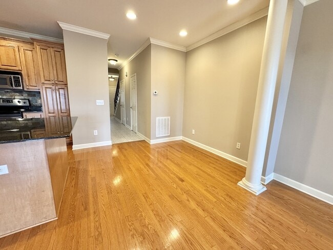 Building Photo - 1801 Brentwood Pointe