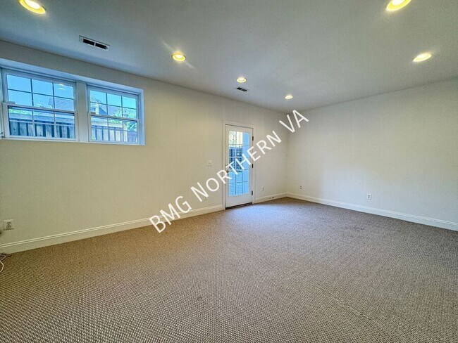 Building Photo - 3091 McKinnon Way