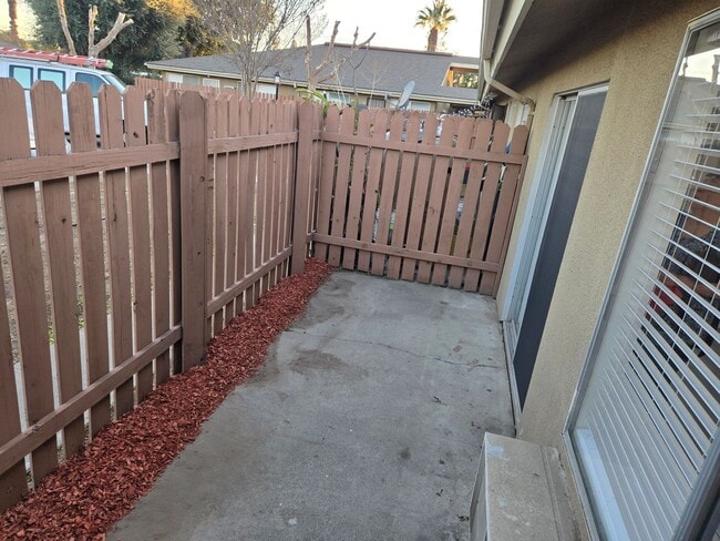 Building Photo - Completely Upgraded 2 bedroom Condo in Riv...