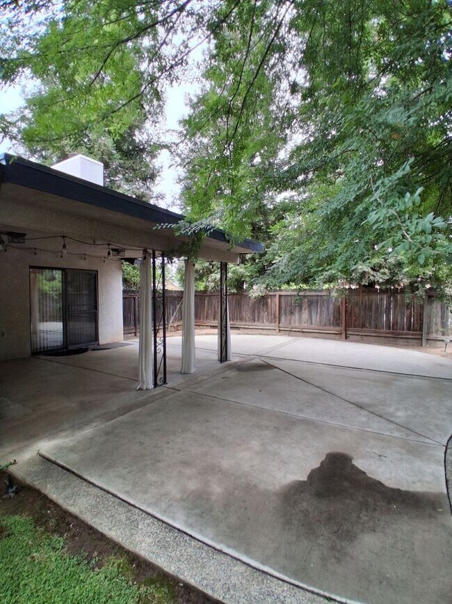 Building Photo - Charming Well-Maintained 3-Bed Fresno House!