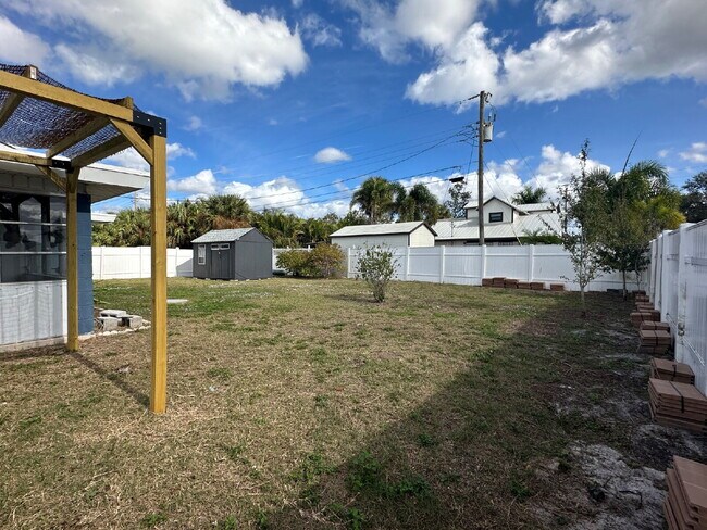 Building Photo - "Charming 1-Bedroom in Port Charlotte's Tranquil Setting"