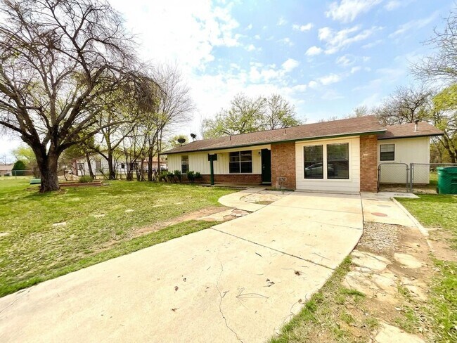 Building Photo - **APPLICATION RECEIVED** *MOVE IN SPECIAL* Tucked Away on a Cul-de-Sac | 3-Bedroom San Antonio Home!