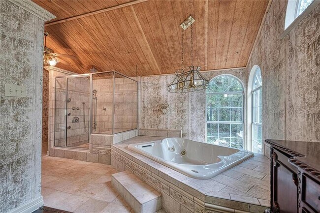 Building Photo - 2105 Vivian Dr