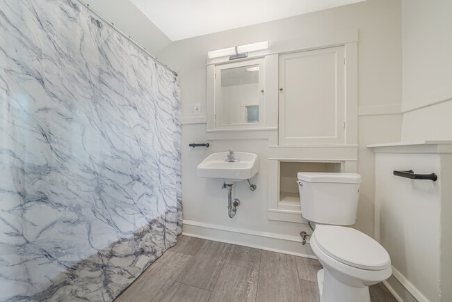 Full Bath Shower and Tub (upper level) - 907 N Fair St