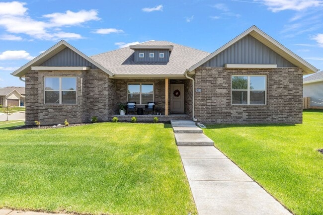 Primary Photo - Beautiful 4 Bedroom Rental in Nixa with a ...