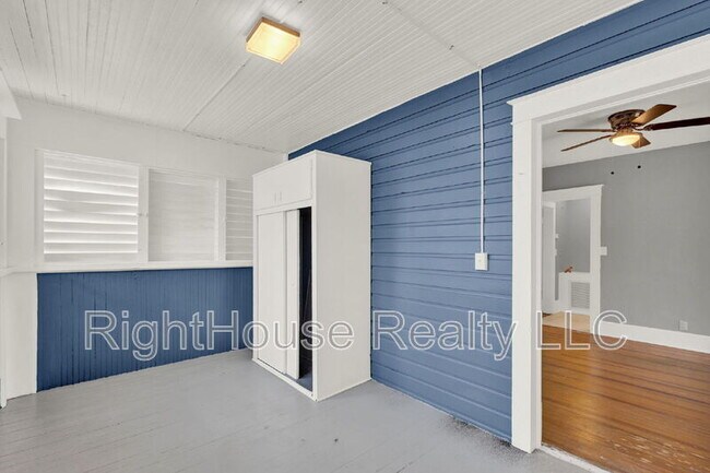 Building Photo - 611 S Grove St