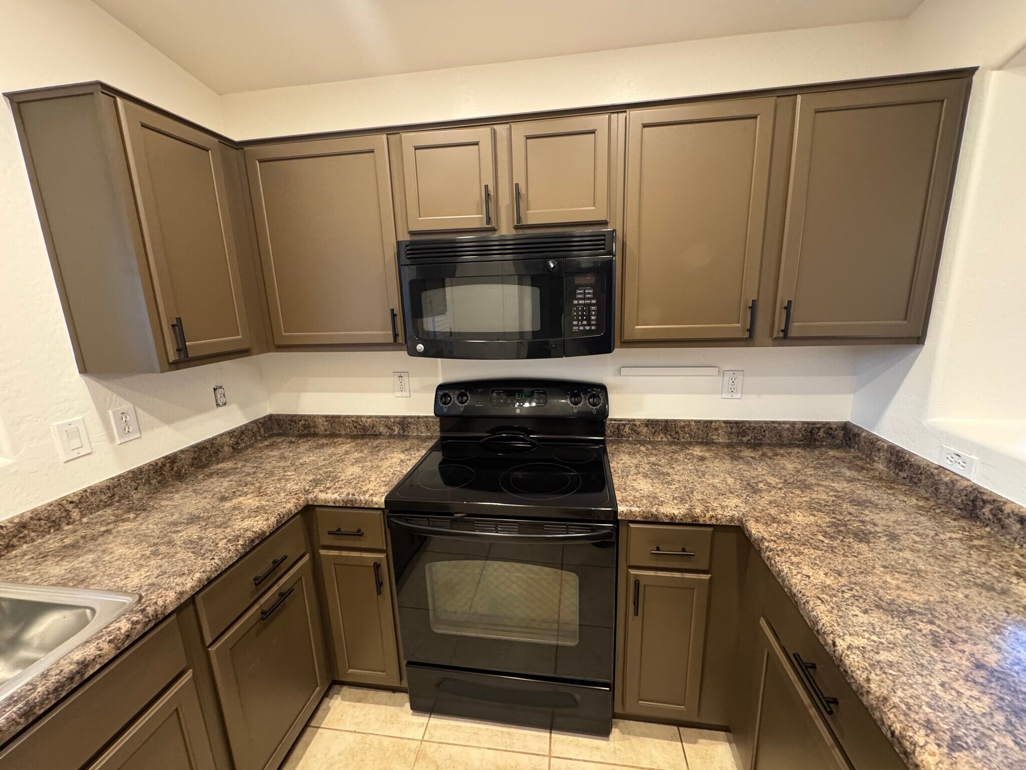 Kitchen 4 - 2432 W Tamarisk Ave