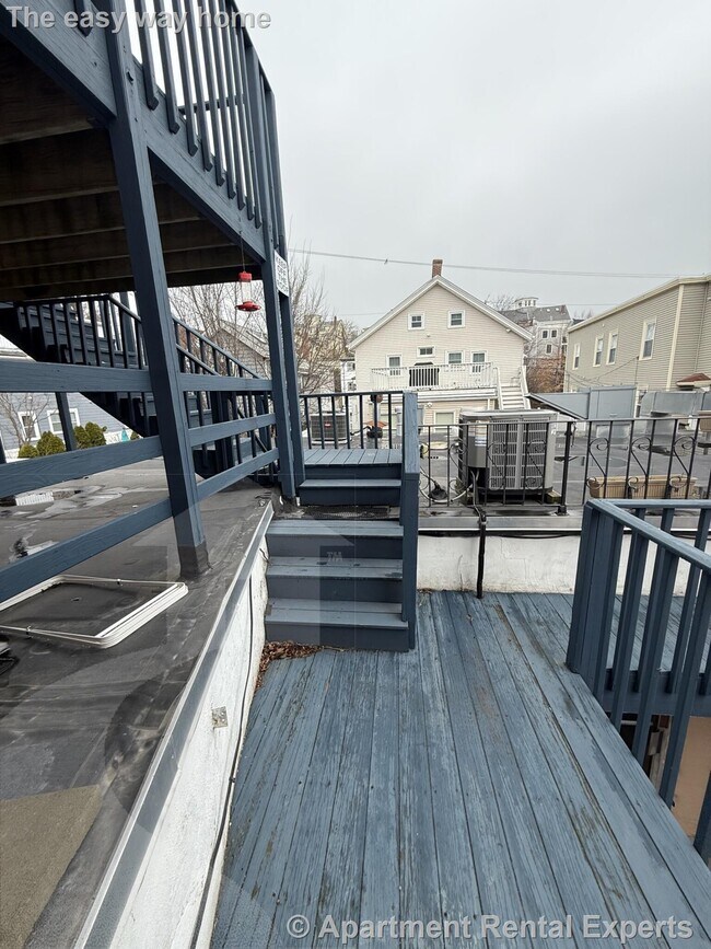 Building Photo - 585 Somerville Ave