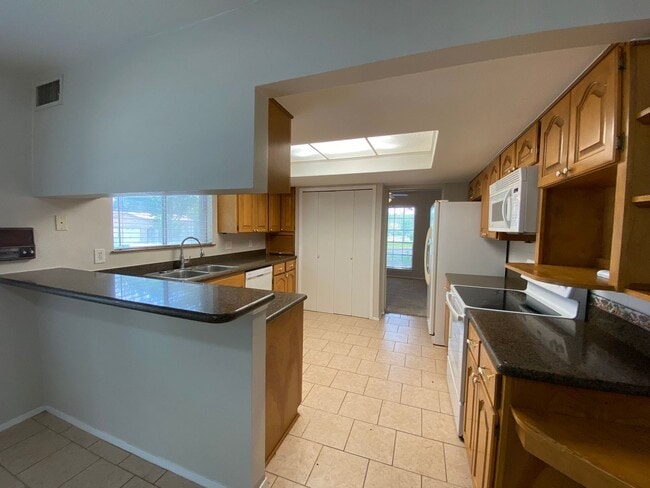 Building Photo - 4 Bedroom Home with Pool!
