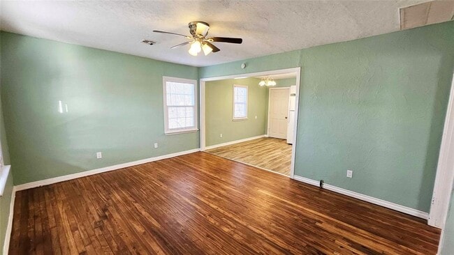 Building Photo - 135 W Lilac Ln