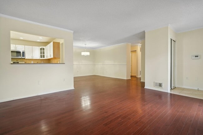 Building Photo - 14 Walnut St