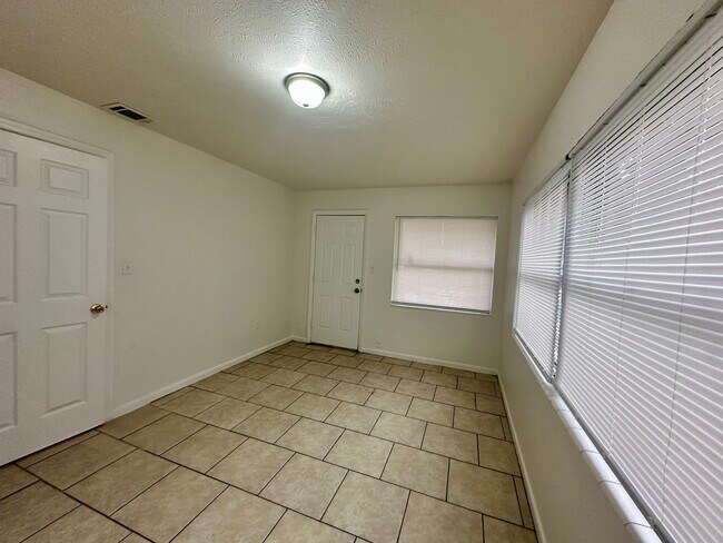 Building Photo - Charming 3-Bedroom, 1.5-Bathroom Home with Stunning Lake Views