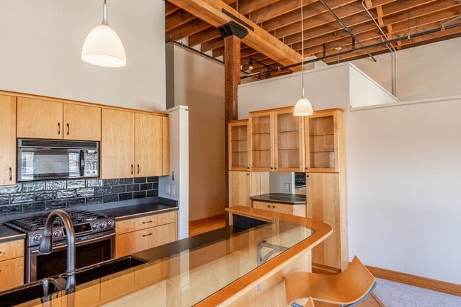 Building Photo - Modern Downtown Milwaukee Condo for Rent