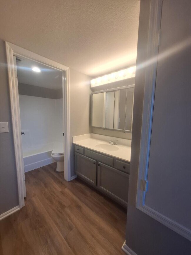 Building Photo - 623 W Guadalupe Rd