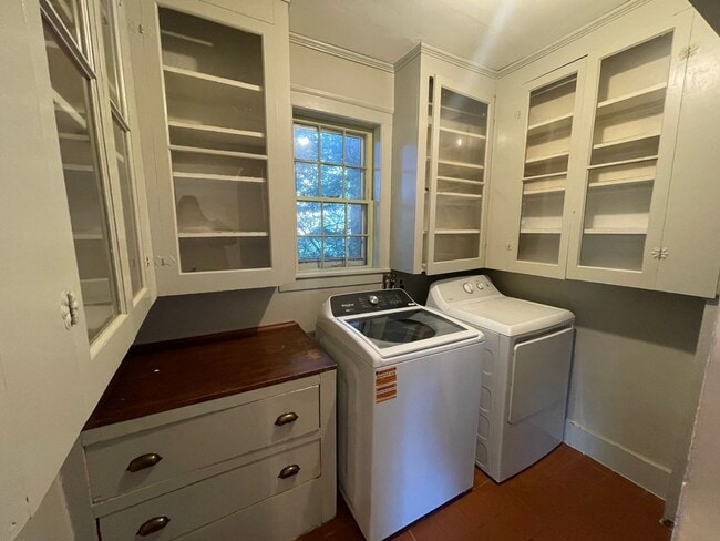 Building Photo - Charming 5-Bedroom 3.5 bath Home for Rent ...