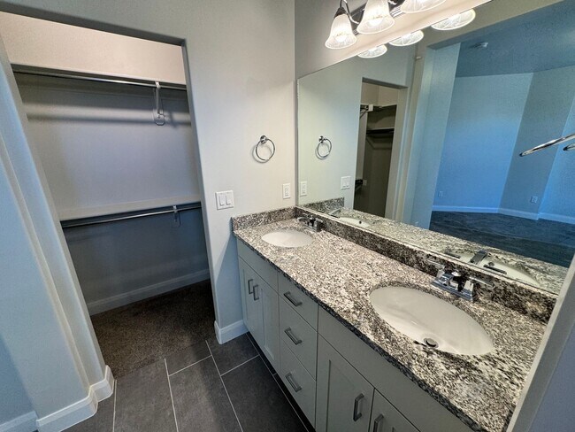 Building Photo - Pet Friendly!! Fresh and Clean!!  Ready to go!