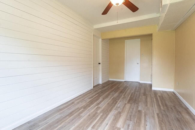Building Photo - 121 W Stonecastle Dr