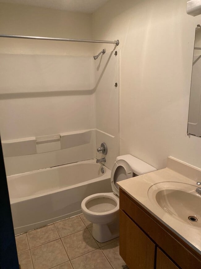 Building Photo - Newly Upgraded Townhouse