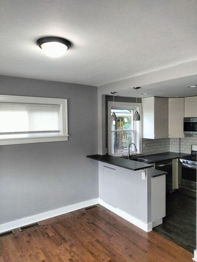 Building Photo - Beautiful 2-Bedroom Brookline Home for Rent
