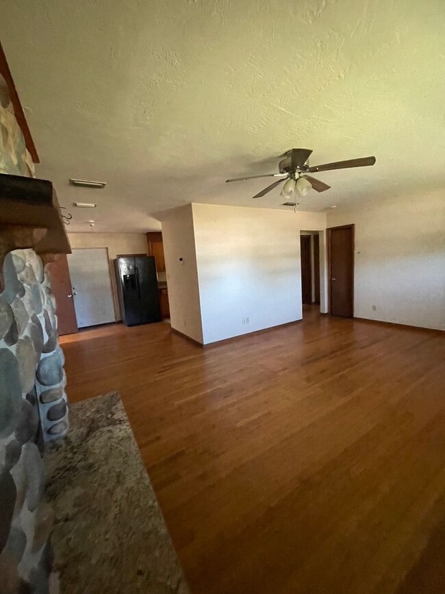Building Photo - 2 Bed 1 Bath Home | Carport | Pet Friendly with Fenced Yard | Washer Dryer Hook Ups | Section 8 W...