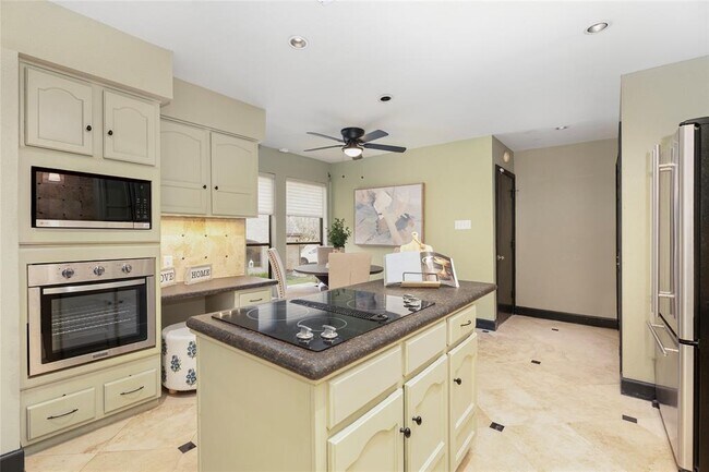 Building Photo - 18138 Bal Harbour Dr