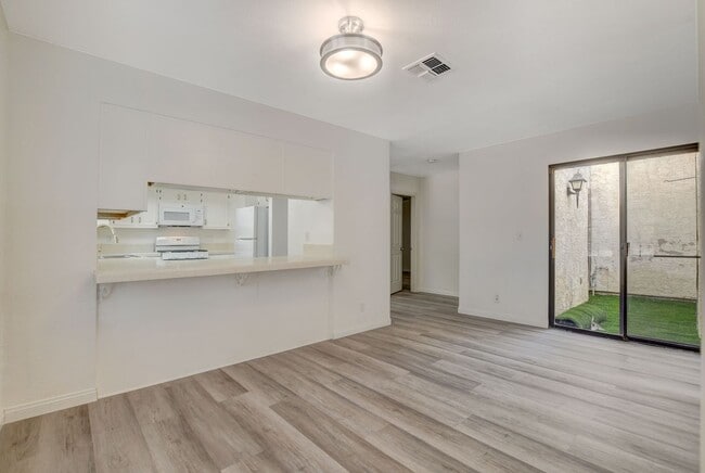 Building Photo - Single Story in the Heart of Las Vegas