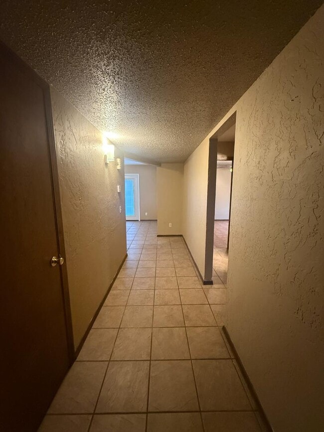 Building Photo - 313 W Pine Ave