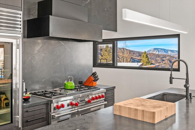 Building Photo - 2700 Juniper Hill Rd