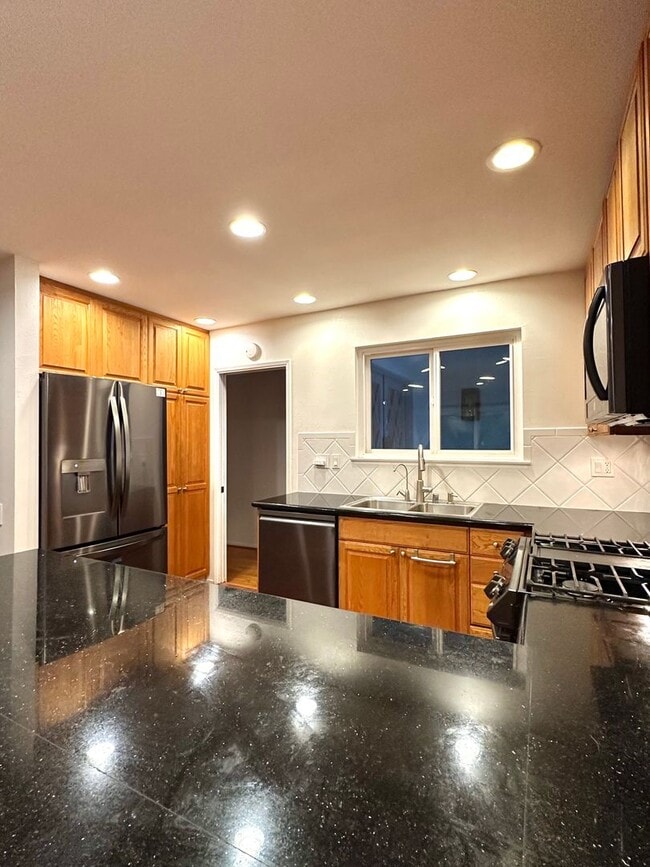 Building Photo - Beautifully updated 4 bedroom home in Gole...