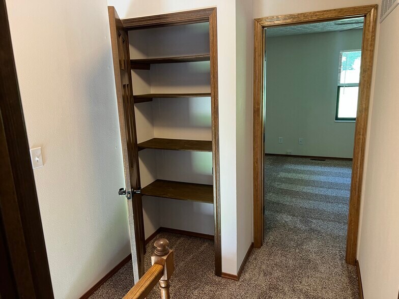 Building Photo - 709 Oak Trl