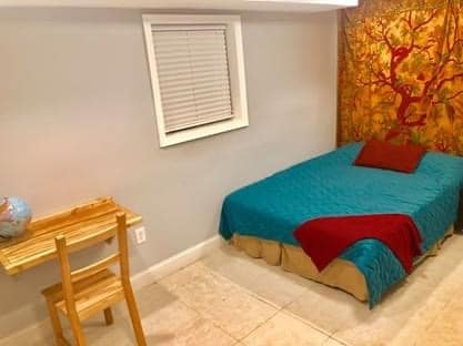 Queen size bed - 549 45th St NE