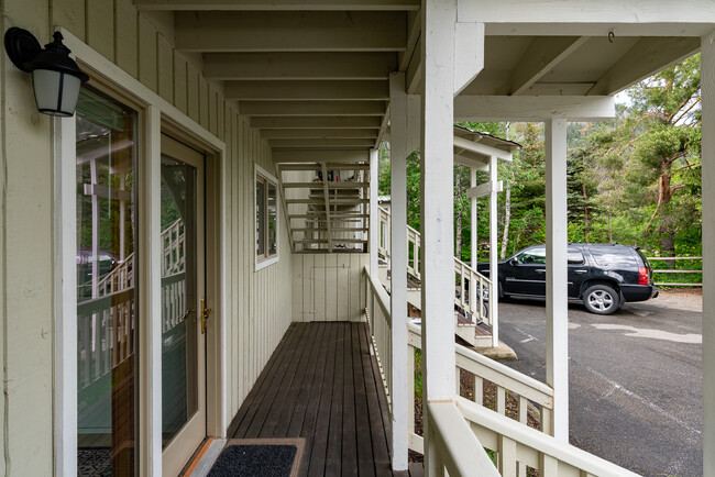 Building Photo - 121 Pinewood Ln