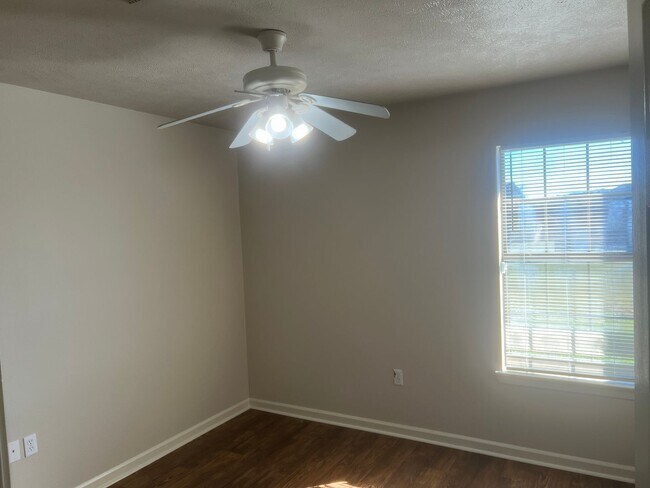 Building Photo - 3 Bed 2 Bath Home