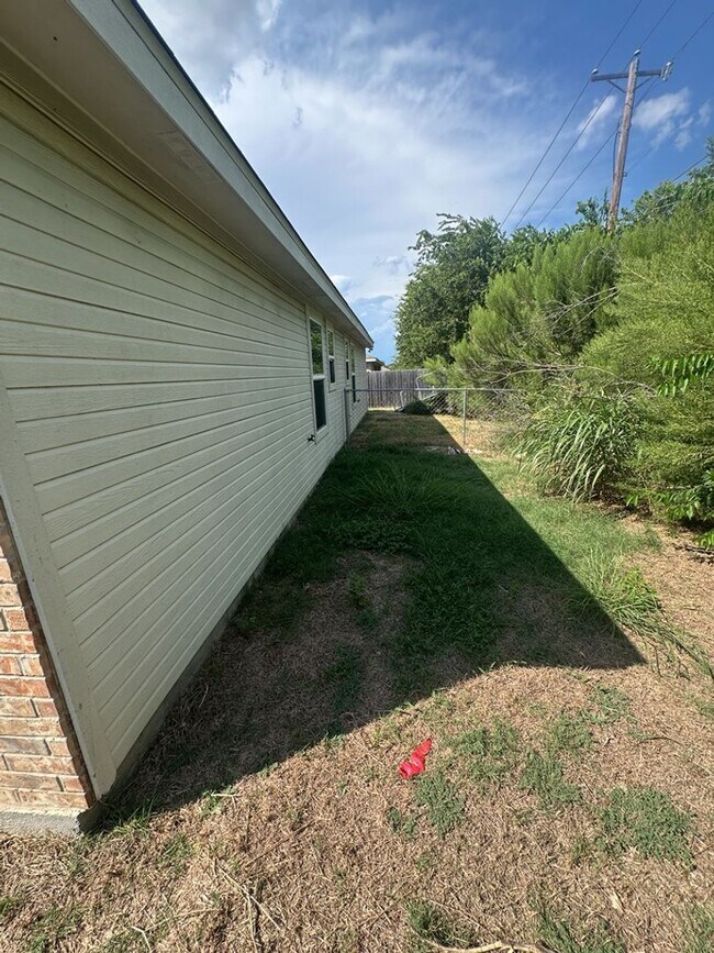 Building Photo - 4608 Waterproof Dr
