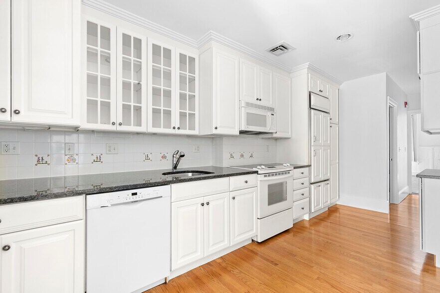 Building Photo - 403 Marlborough St