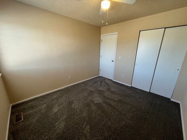 Building Photo - 3 bed/2.5 bath Available now! Milestone RES