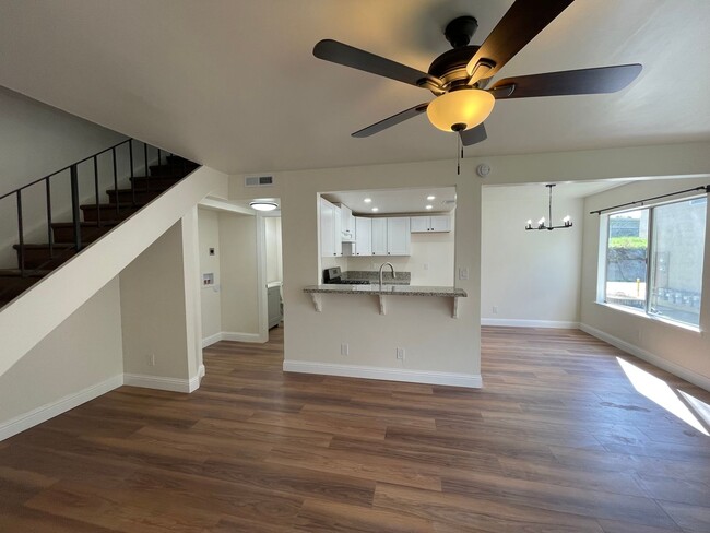 Building Photo - Fully Remodeled – 2 Bed / 1.5 Bath